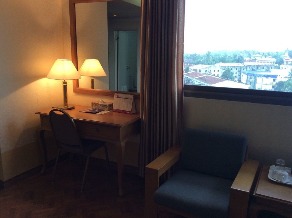 Yuzana Hotel Янгон Экстерьер фото