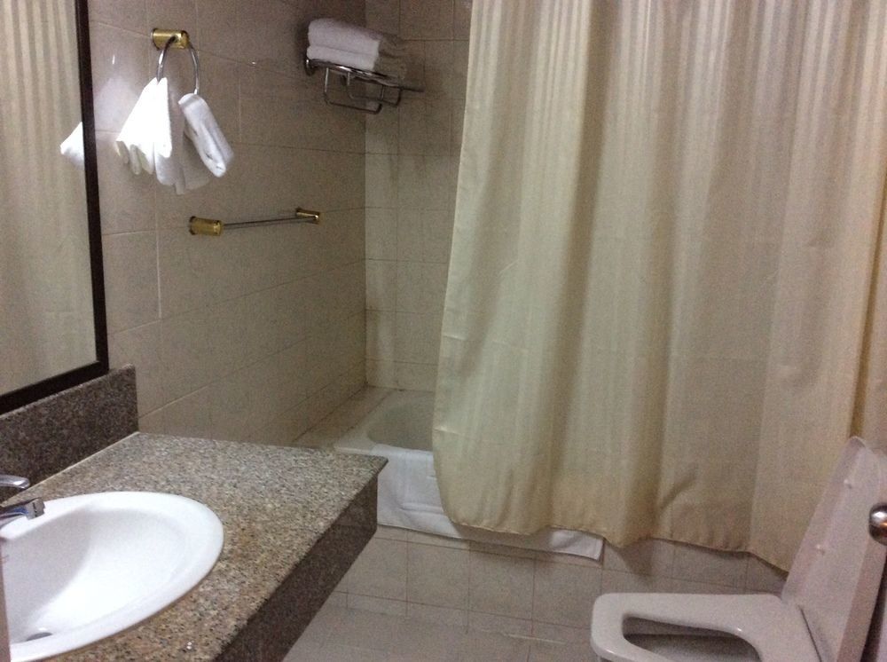 Yuzana Hotel Янгон Экстерьер фото